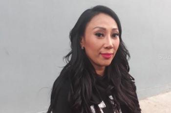 4 Foto Panas Dewi Sanca yang Tuai Kontroversi, Terbaru Berbikini Seksi!