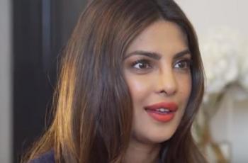Bak Kembar, Ini 4 Ekspresi Kocak Priyanka Chopra Ketemu Patung Lilinnya