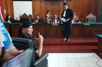 Nggak Pakai Kaus dan Blangkon, Ahmad Dhani Sopan Jalani Sidang