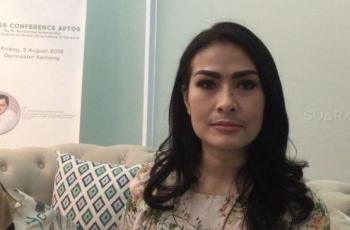 Jadi Host Acara Gosip, Ini 5 Gaya Kasual Iis Dahlia Bak Gadis Belia