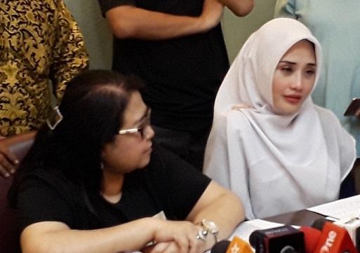 Deanova, istri Mandala Shoji didampingi pengacara Elza Syarief. [Suara.com/Wahyu]