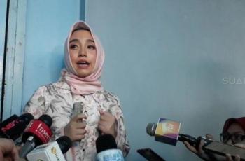 Tanpa Hijab, Intip Gaya Salmafina Sunan Nongkrong di Kafe