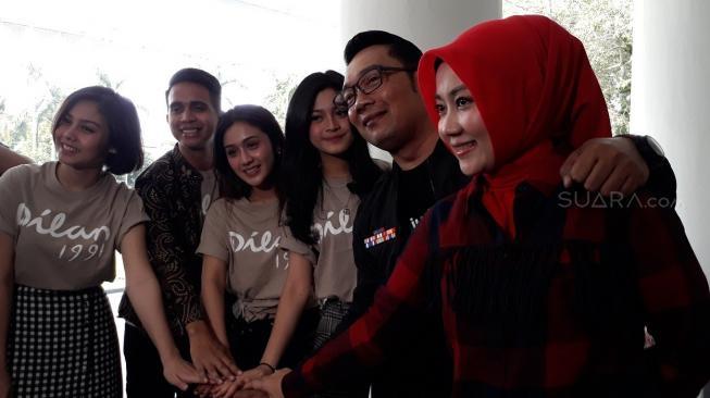 Bintang film Dilan 1991 berkunjung ke rumah dinas Gubernur Jabar, Ridwan Kamil. (Sumarni/Suara.com)