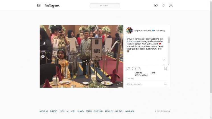 Meja misterius di pernikahan Risa Saraswati - (Instagram/@prillylatuconsina96)