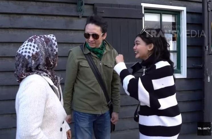 Josscy Vallazza Aartsen dalam program TV Rina Nose - (YouTube/Trans TV Official)