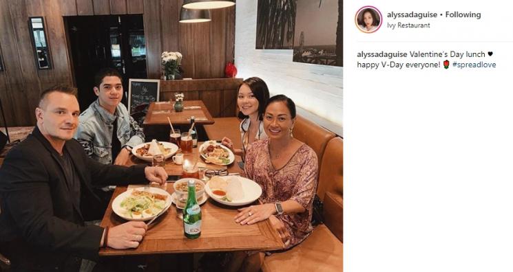 Al Ghazali bersama keluarga Alyssa Daguise. (Instagram/@alyssadaguise)