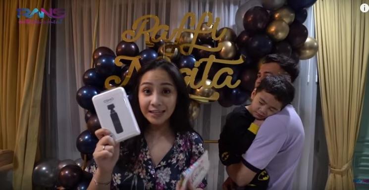 Kado istimewa di hari ulang tahun Raffi Ahmad dan Nagita Slavina. (YouTube)