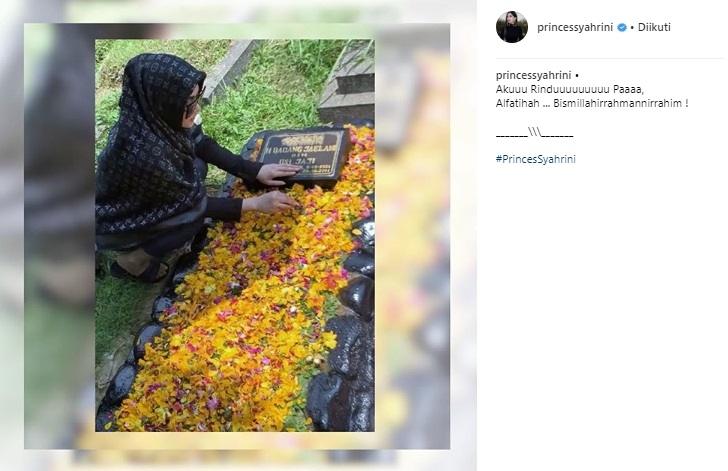 Syahrini ziarah ke makam sang ayah. (Instagram/@princessyahrini)