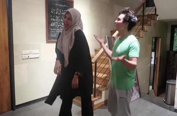 Paula Verhoeven dan Baim Wong. (YouTube/The Sungkars Family)