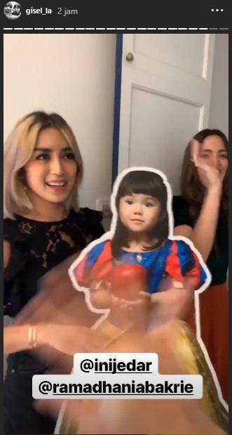 Tingkah kocak Jessica Iskandar dan Nia Ramadhani. (Instagram/@gisel_la)