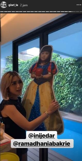 Tingkah kocak Jessica Iskandar dan Nia Ramadhani. (Instagram/@gisel_la)
