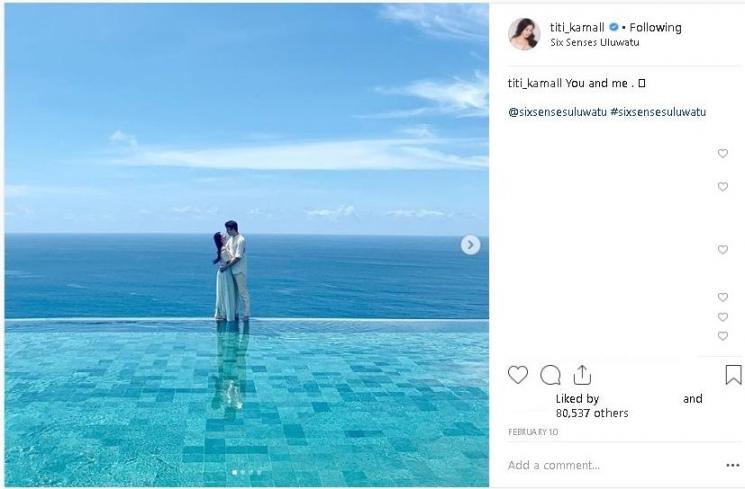Keluarga Christian-Titi berlibur di Bali - (Instagram/@titi_kamall)