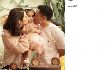 Ceria Banget, 5 Potret Bahagia Nabila Syakieb dan Suami Momong Putri Kecilnya