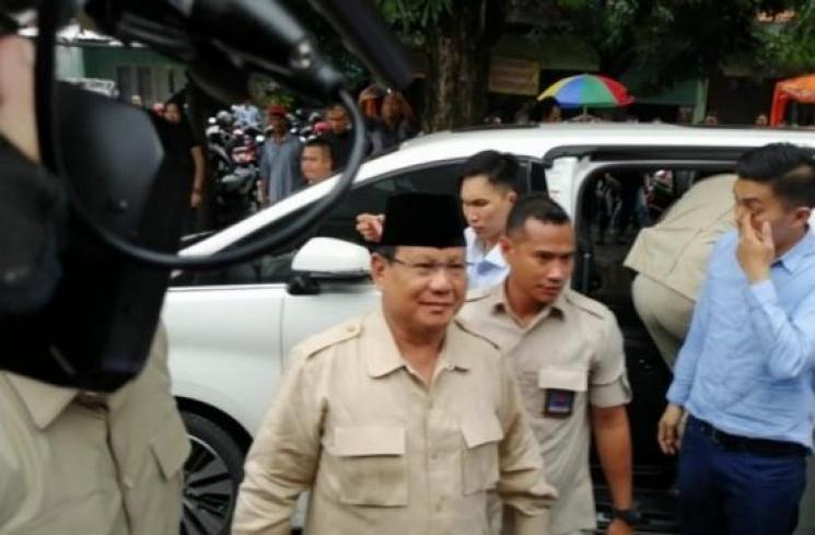 Prabowo Subianto jenguk Ahmad Dhani - (Suara/Achmad Ali)