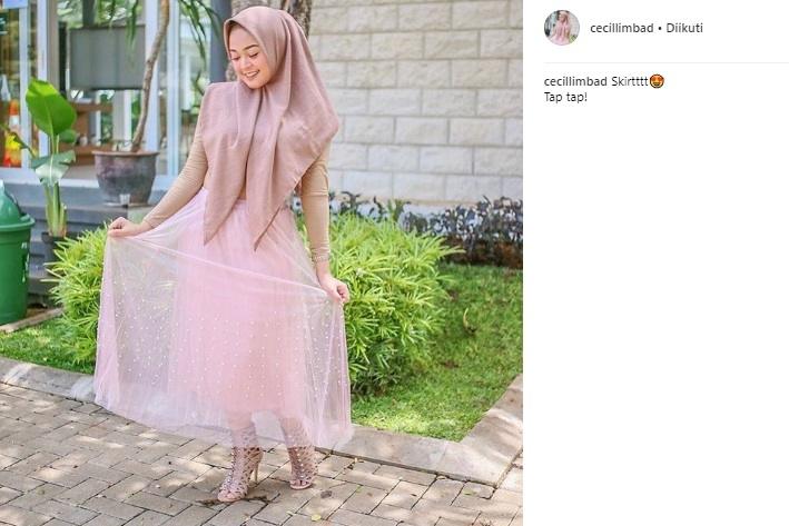 Putri Limbad, Cecillia Gina berhijab. (Instagram/@cecillimbad)