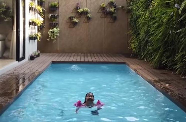 Gempi berenang. (YouTube)