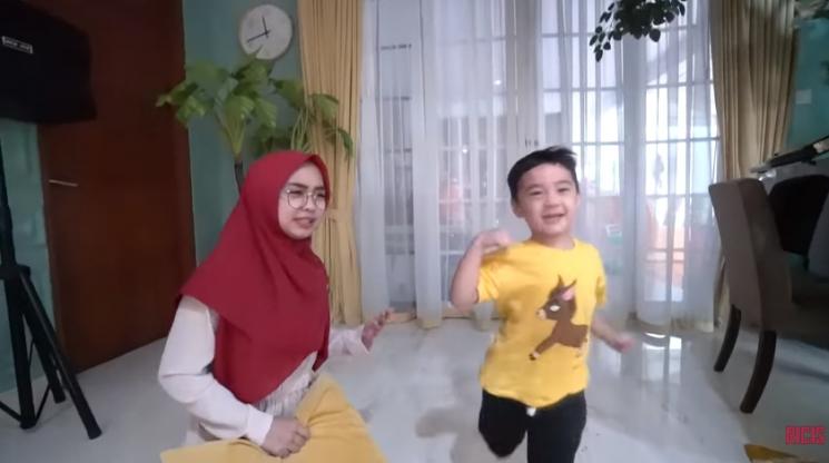 Rafathar dan Ria Ricis. (YouTube)