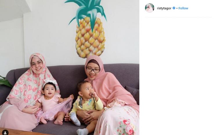 Risty Tagor dan Baby Cyila (Instagram/@ristytagor)