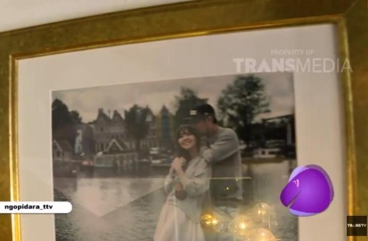 Di dinding rumah Gisel masih banyak terpajang foto dirinya dengan Gading Marten
