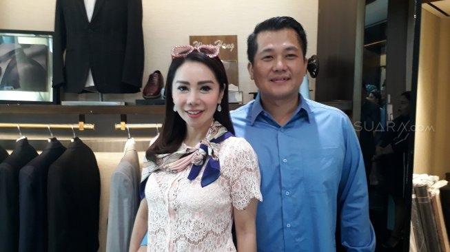 Femmy Permatasari dan calon suaminya, Alfonso Martinus [Suara.com/Ismail]
