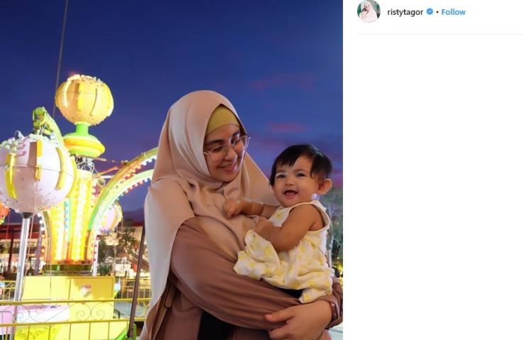 Risty Tagor dan Baby Cyila (Instagram/@ristytagor)