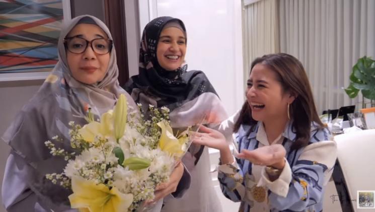 Prilly Latuconsina dan The Sungkar. (YouTube)