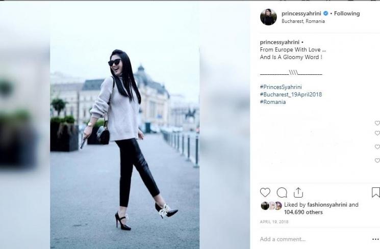 Adu gaya Luna Maya dan Syahrini saat tenteng tas mewah (Instagram @princesssyahrini)
