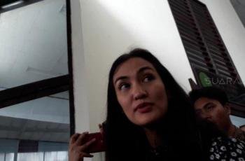 Ungkapan Hati Atiqah Hasiholan Naik Mobil Tahanan bareng Ratna Sarumpaet