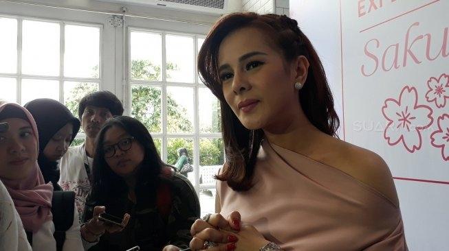 Astrid Tiar masih sempatkan waktu untuk mencuci baju sendiri (Suara.com/Ismail)