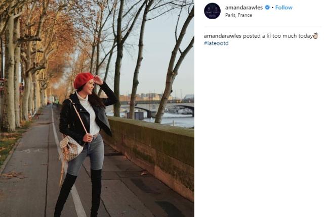 Tampilan Amanda Rawles dengan topi beret dan sepatu boots. (Instagram/@amandarawles)
