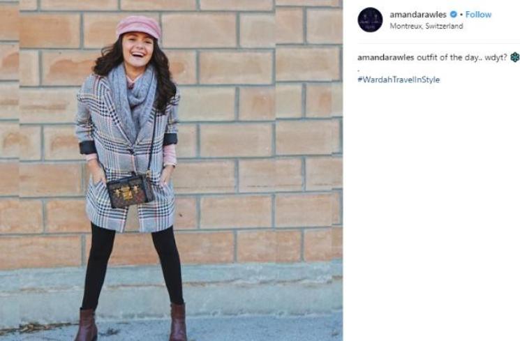 Gaya modis Amanda Rawles dengan blazer dan ankle boots. (Instagram/@amandarawles)