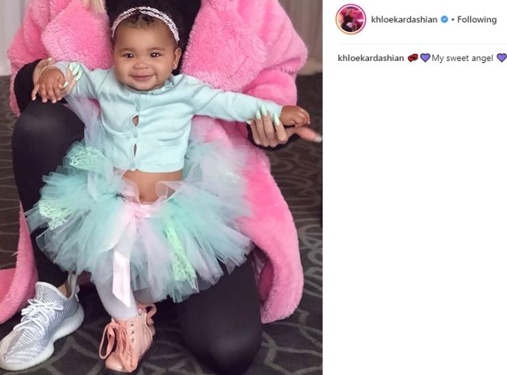 True Thompson menggemaskan saat pakai rok tutu. (Instagram/@khloekardashian)