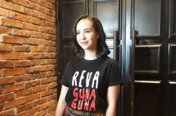 Pakai Baju Seksi Tanpa Lengan, Netizen Salah Fokus Pada Ketiak Pamela Bowie