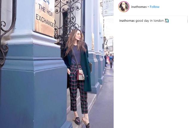 Ina Thomas dengan coat dan celana kotak-kotak. (Instagram/@inathomas)