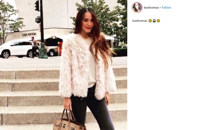 Ina Thomas dengan fur coat dan skinny jeans. (Instagram/@inathomas)