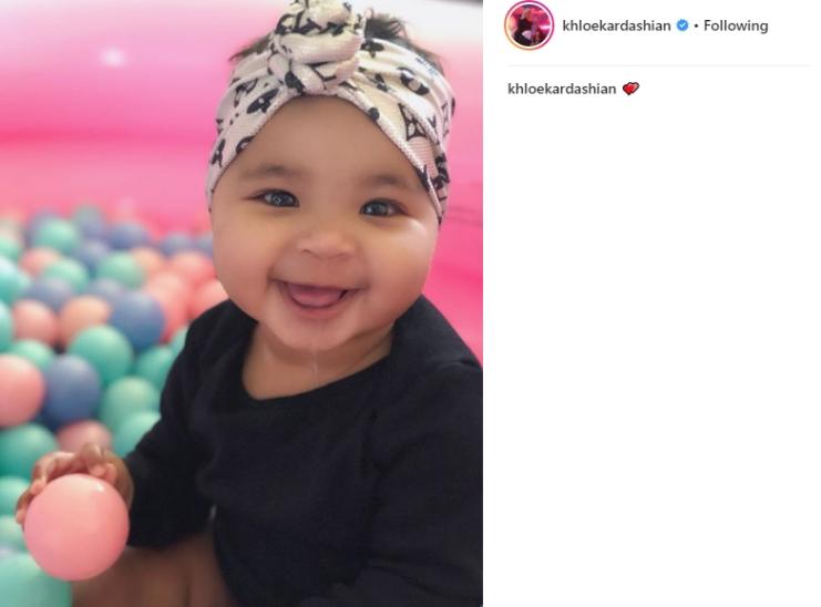 True Thompson terlihat imut dengan headscarfnya. (Instagram/@khloekardashian)