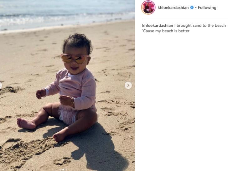 True Thompson di pantai. (Instagram/@khloekardashian)