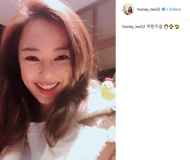 Selfie dengan makeup natural. (Instagram/@honey_lee32)