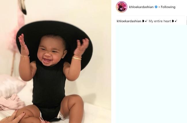 True Thompson terlihat menggemaskan dengan sun hat di kepalanya. (Instagram/@khloekardashian)