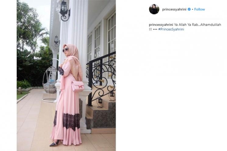 Syahrini dengan hijab dan lace dress. (Instagram/@princessyahrini)