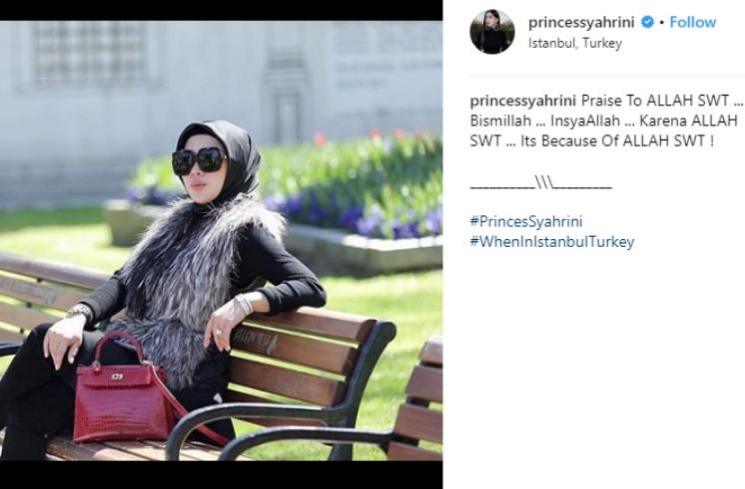 Syahrini dengan hijab dan vest fur. (Instagram/@princessyahrini)