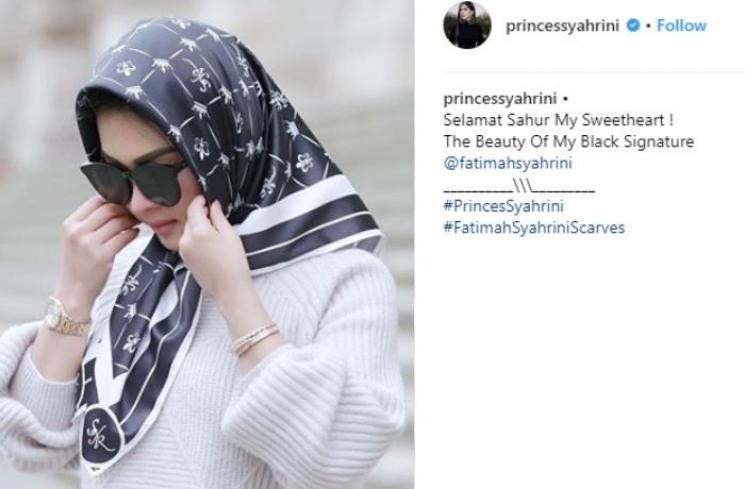 Syahrini dengan hijab dan knit sweater. (Instagram/@princessyahrini)
