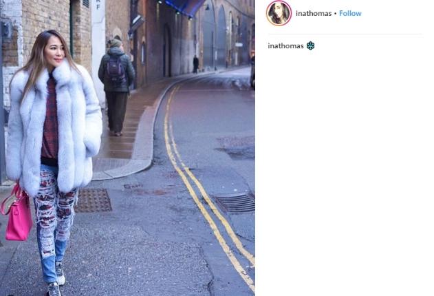 Ina Thomas dengan fur coat tebal dan ripped jeans. (Instagram/@inathomas)