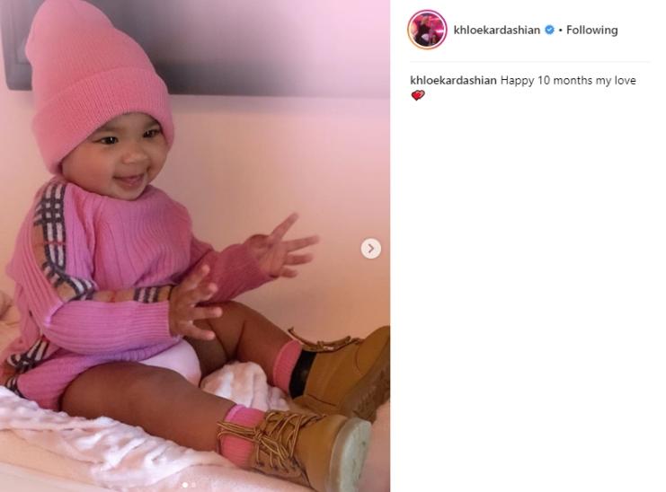 True Thompson dengan outfit beanie hat dan knit sweater. (Instagram/@khloekardashian)