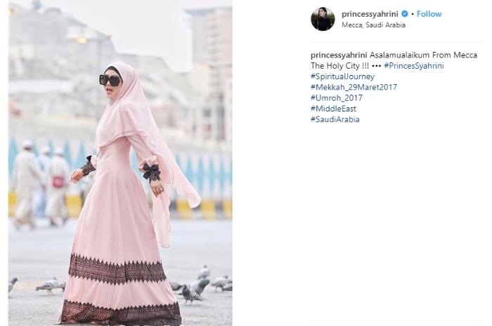 Gaya Hijab Luna Maya Vs Syahrini Saat Ibadah Umrah Modis Siapa Matamata Com
