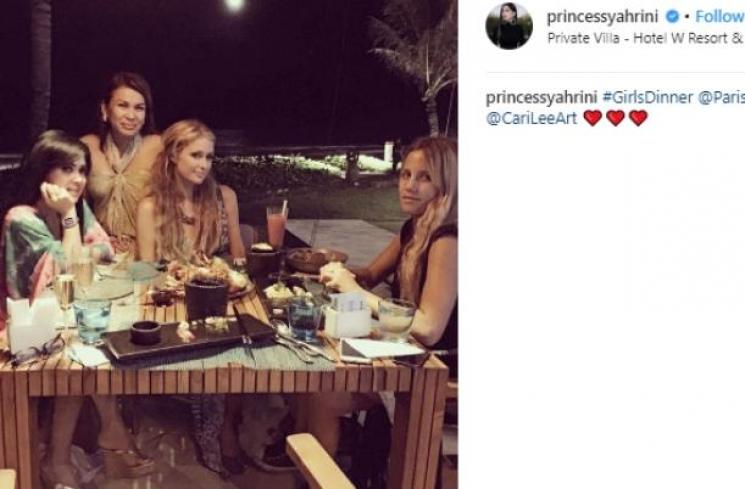 Syahrini dan Paris Hilton dinner bersama. (Instagram/@princessyahrini)