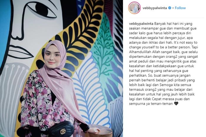 Tampil manis dengan hijab pashmina. (Instagram/@vebbypalwinta)