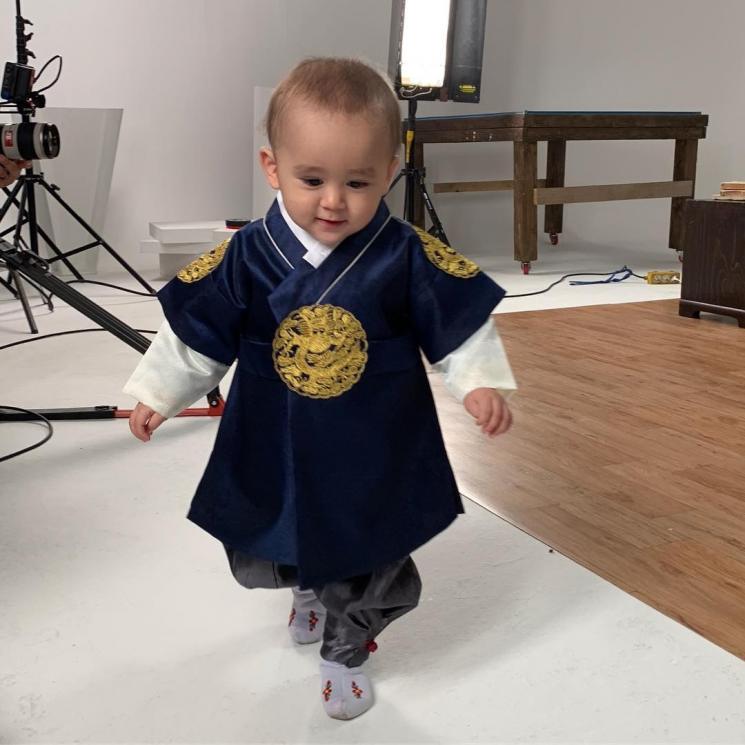 Pakai hanbok Korea. (Instagram/@bentleyhammington)