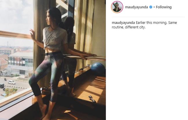 Maudy Ayunda kenakan knot t-shirt dan legging. (Instagram/@maudyayunda)