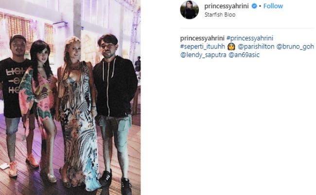 Syahrini dan Paris Hilton dengan busana floral. (Instagram/@princessyahrini)